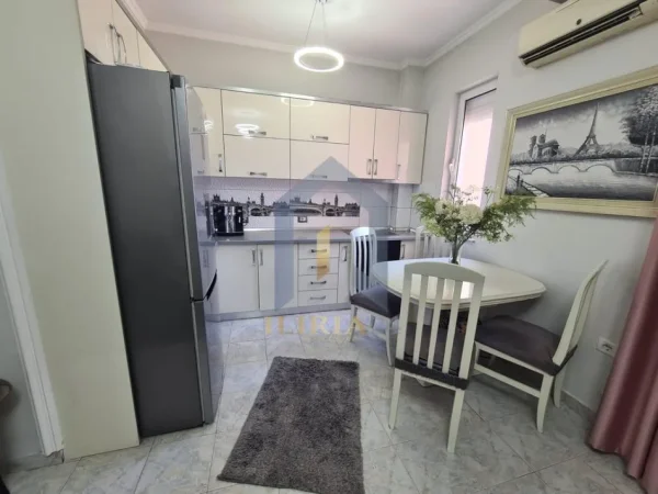 Tirane, jepet me qera apartament 1+1+Ballkon Kati 4, 65 m² 550 € (Xhamllik)