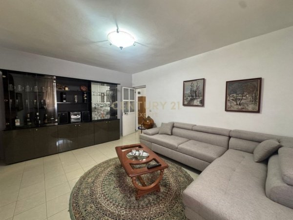 Tirane, jepet me qera apartament 2+1 Kati 3, 90 m² 700 € (Rrugen e Durresit pran Zogut te Zi.)