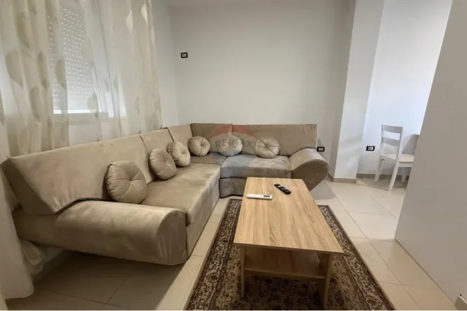 Tirane, jepet me qera apartament 1+1 Kati 2, 120 m² 600 € (Rruga Fortuzi, Bulevardi Zogu I, Tiranë)