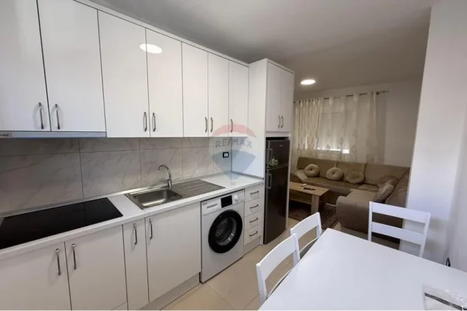 Tirane, jepet me qera apartament 1+1 Kati 2, 120 m² 600 € (Rruga Fortuzi, Bulevardi Zogu I, Tiranë)