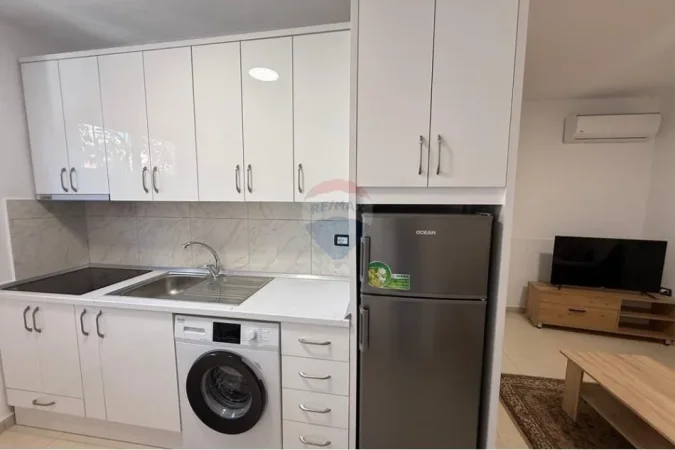 Tirane, jepet me qera apartament 1+1 Kati 2, 120 m² 600 € (Rruga Fortuzi, Bulevardi Zogu I, Tiranë)