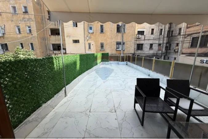 Tirane, jepet me qera apartament 1+1 Kati 2, 120 m² 600 € (Rruga Fortuzi, Bulevardi Zogu I, Tiranë)