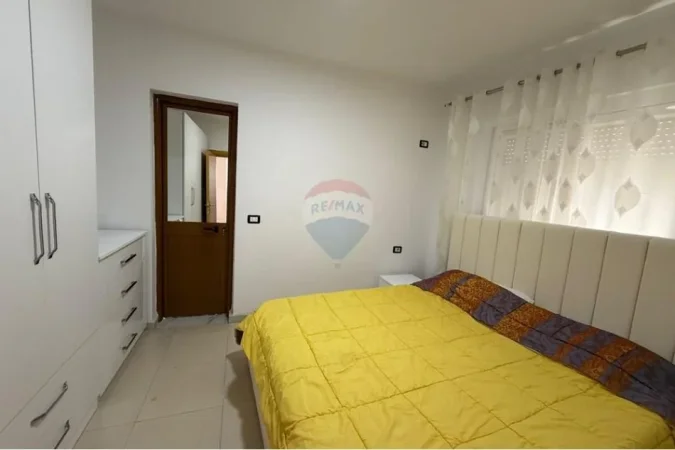 Tirane, jepet me qera apartament 1+1 Kati 2, 120 m² 600 € (Rruga Fortuzi, Bulevardi Zogu I, Tiranë)