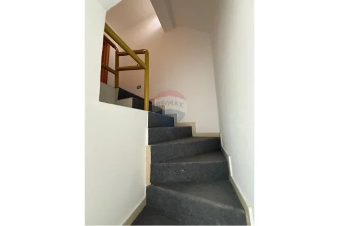 Tirane, jepet me qera apartament 1+1 Kati 2, 120 m² 600 € (Rruga Fortuzi, Bulevardi Zogu I, Tiranë)