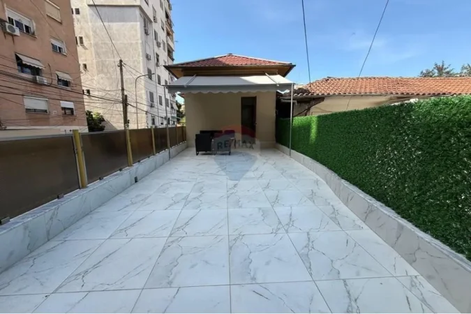 Tirane, jepet me qera apartament 1+1 Kati 2, 120 m² 600 € (Rruga Fortuzi, Bulevardi Zogu I, Tiranë)