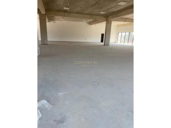 Tirane, jepet me qera magazine Kati 0, 1.650 m² 4.000 € (NE PEZE HELMES)