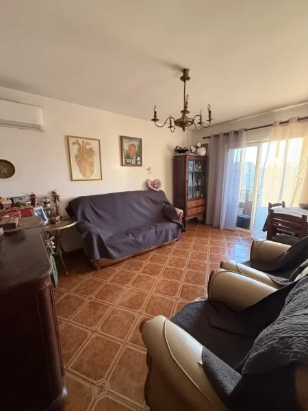 Tirane, jap me qera apartament 2+1+Ballkon Kati 5, 75 m² 600 € (Prane Qendres, kryqezimi Siri Kodra/Ferit Xhajko)