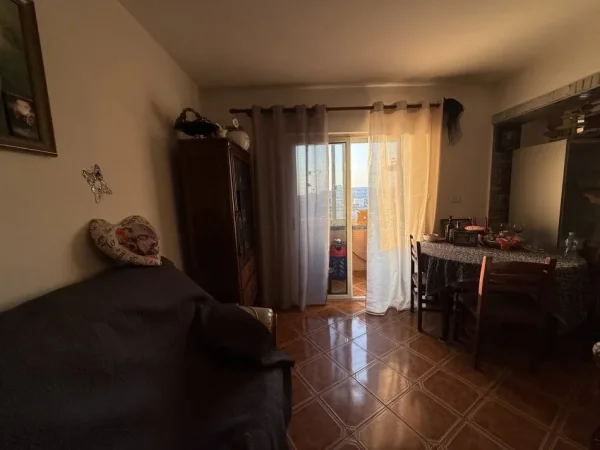 Tirane, jap me qera apartament 2+1+Ballkon Kati 5, 75 m² 600 € (Prane Qendres, kryqezimi Siri Kodra/Ferit Xhajko)
