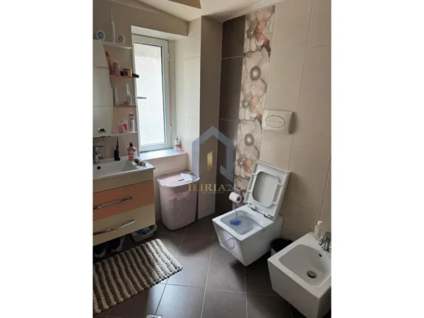 Tirane, jepet me qera apartament 2+1+Ballkon Kati 3, 120 m² 900 € (Qender)