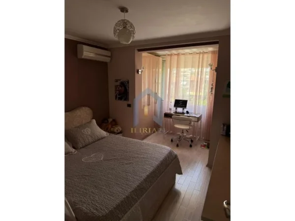 Tirane, jepet me qera apartament 2+1+Ballkon Kati 3, 120 m² 900 € (Qender)