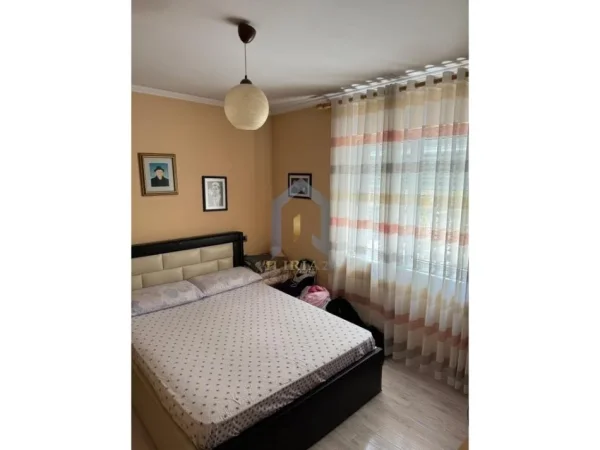 Tirane, jepet me qera apartament 2+1+Ballkon Kati 3, 120 m² 900 € (Qender)