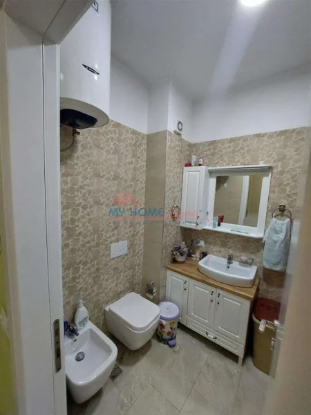 Tirane, shitet apartament 2+1+Ballkon Kati 3, 79 m² 140.000 € (Kinostudio)