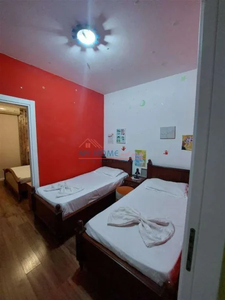 Tirane, shitet apartament 2+1+Ballkon Kati 3, 79 m² 140.000 € (Kinostudio)