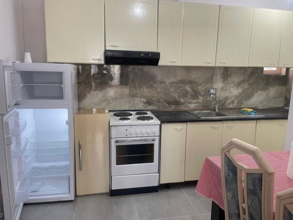 Jepet me Qera Hyrje 2+1 ne Vile e mobiluar ne Laprake afer Doganes me Super Cmim, Kati 1, 80 m² 350 €URO