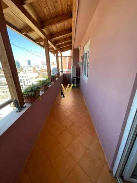 Tirane, jepet me qera apartament 2+1+Ballkon Kati 10, 100 m² 1.000 € (STADIUMI AIR ALBANIA)