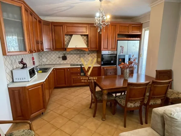 Tirane, jepet me qera apartament 2+1+Ballkon Kati 10, 100 m² 1.000 € (STADIUMI AIR ALBANIA)