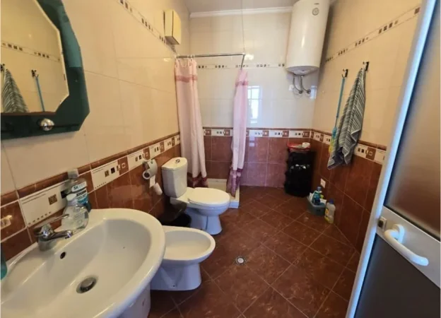 Tirane, jepet me qera apartament 2+1+Ballkon Kati 9, 111 m² 650 € (Rruga e Barrikadave)