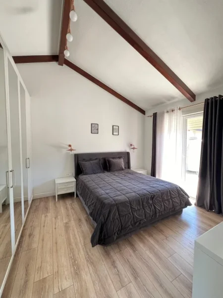 Tirane, jepet me qera apartament+verande | Penthouse 3+1+Aneks+Ballkon Kati 4, 250 m² 2.200 € (Rezidenca Secret Garden)