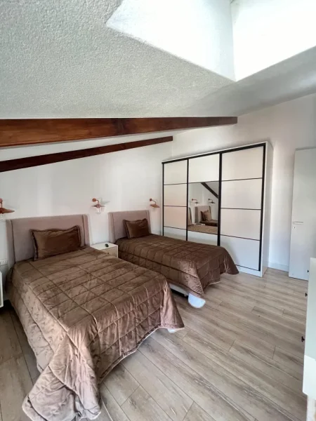 Tirane, jepet me qera apartament+verande | Penthouse 3+1+Aneks+Ballkon Kati 4, 250 m² 2.200 € (Rezidenca Secret Garden)