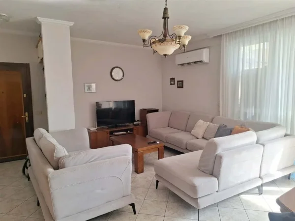 Tirane, jepet me qera apartament 3+1+Ballkon Kati 2, 110 m² 700 € (SIRI KODRA)