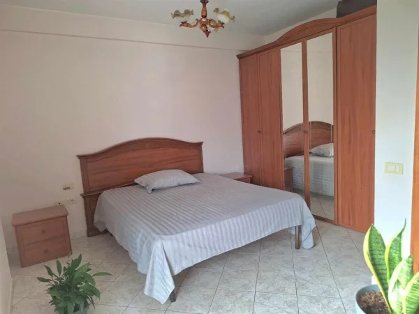 Tirane, jepet me qera apartament 3+1+Ballkon Kati 2, 110 m² 700 € (SIRI KODRA)