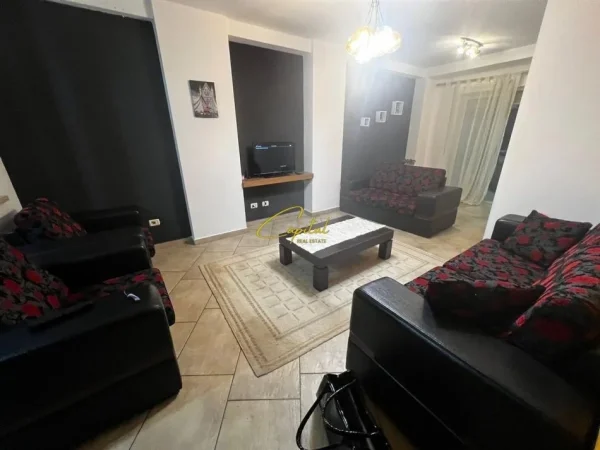 Tirane, jepet me qera apartament 2+1 Kati 2, 120 m² 600 € (QENDER)