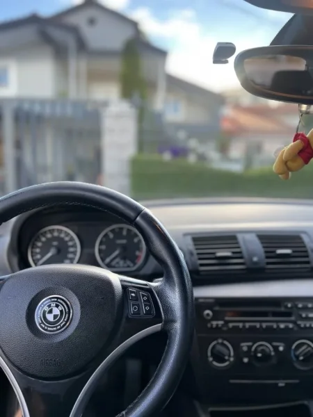 Tirane, shes makine BMW 116 2.0 Nafte, e zeze manuale Kondicioner 318.000 km 3.500 €