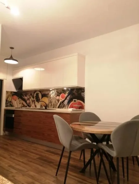 Tirane, jepet me qera apartament 2+1+Ballkon Kati 5, 80 m² 550 € 