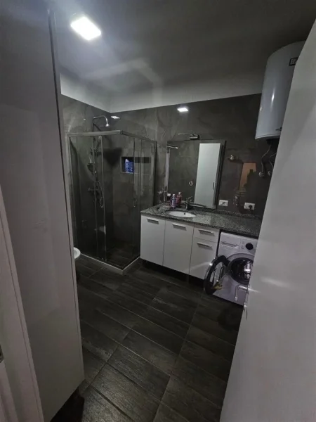 Tirane, jepet me qera apartament 2+1 Kati 1, 100 m² 500 € (GJIMNAZI CAJUPI)