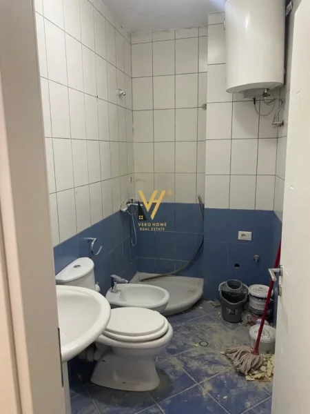 Tirane, jepet me qera zyre Kati 2, 90 m² 500 € (PAZARI I RI)