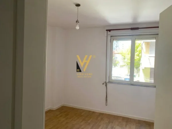 Tirane, jepet me qera zyre Kati 2, 90 m² 500 € (PAZARI I RI)