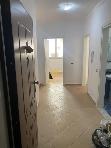 Tirane, jepet me qera zyre Kati 2, 90 m² 500 € (PAZARI I RI)