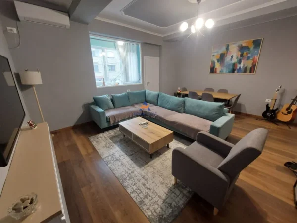 Tirane, jepet me qera Vile 5+1+Aneks+Ballkon Kati 3, 210 m² 1.200 € (Shkolla e Baletit)