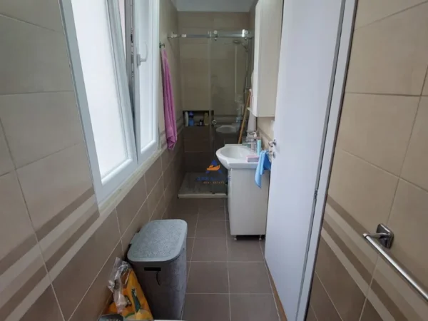 Tirane, jepet me qera Vile 5+1+Aneks+Ballkon Kati 3, 210 m² 1.200 € (Shkolla e Baletit)