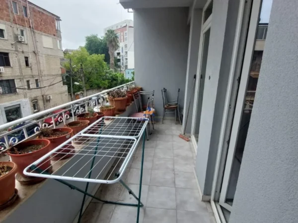 Tirane, jepet me qera Vile 5+1+Aneks+Ballkon Kati 3, 210 m² 1.200 € (Shkolla e Baletit)