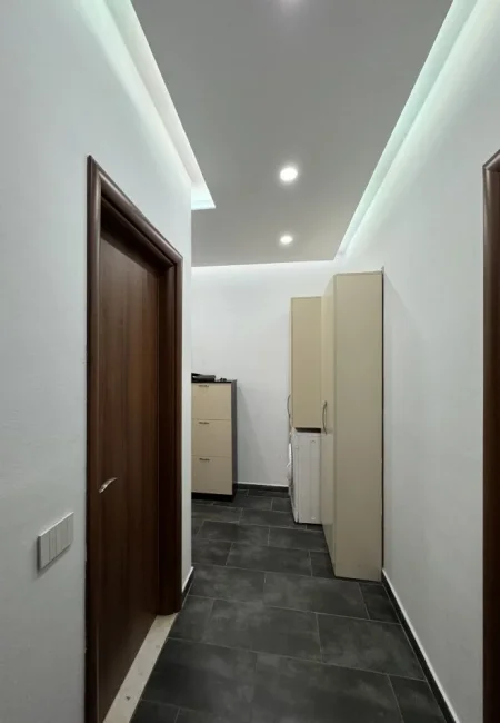 Tirane, jepet me qera apartament 2+1+Ballkon Kati 1, 90 m² 540 €