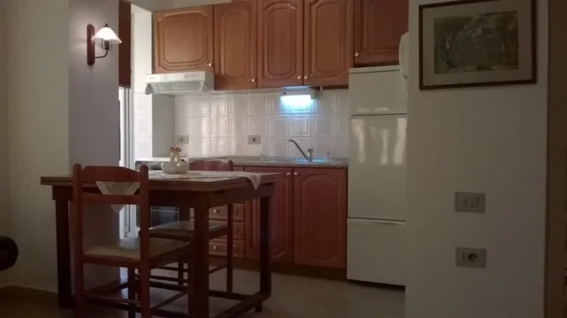Tirane, jepet me qera 1+1 Kati 2, 80 m² 