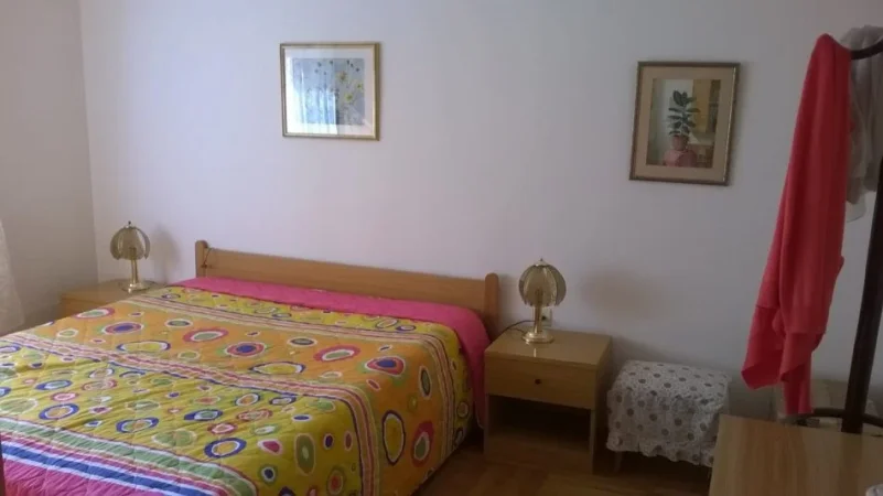 Tirane, jepet me qera 1+1 Kati 2, 80 m² 