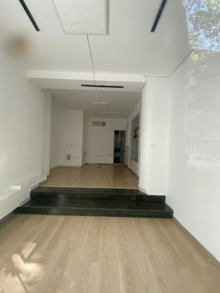 Tirane, jepet me qera dyqan Kati 0, 35 m² 1.100 € (MYSLYM SHYRI)
