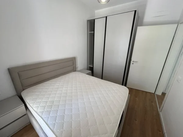 Tirane, jepet me qera apartament 1+1 Kati 5, 58 m² 400 € (Rezidenca Kaimi)