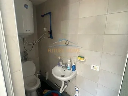 Tirane, shitet dyqan Kati 0, 52 m² 80.000 € (Unaza e Re)