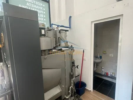 Tirane, shitet dyqan Kati 0, 52 m² 80.000 € (Unaza e Re)