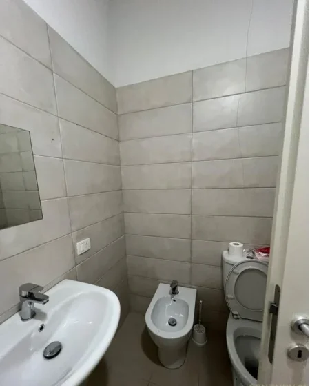 Tirane, jepet me qera apartament 2+1 Kati 5, 75 m² 550 € 
