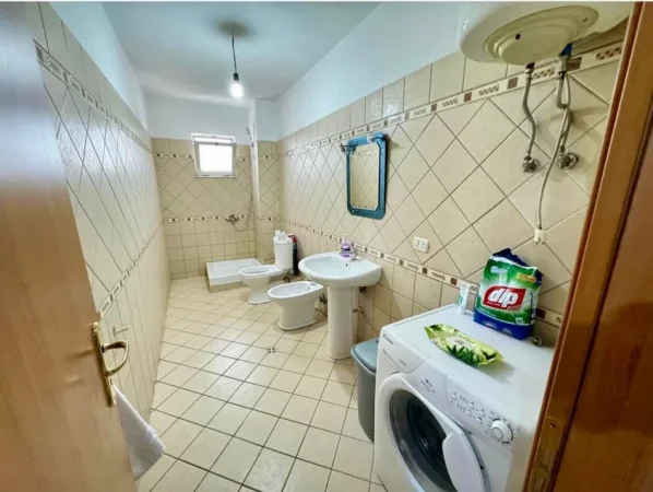 Tirane, jepet me qera apartament 2+1+Ballkon Kati 5, 94 m² 400 € (Kthesa Kamzes)