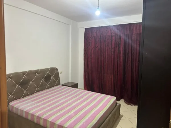 Tirane, jepet me qera apartament 2+1 Kati 9, 120 m² 500 € (Tek Pallatet Romario, Tek Alpha Bank)