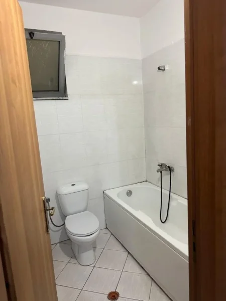Tirane, jepet me qera apartament 2+1 Kati 9, 120 m² 500 € (Tek Pallatet Romario, Tek Alpha Bank)