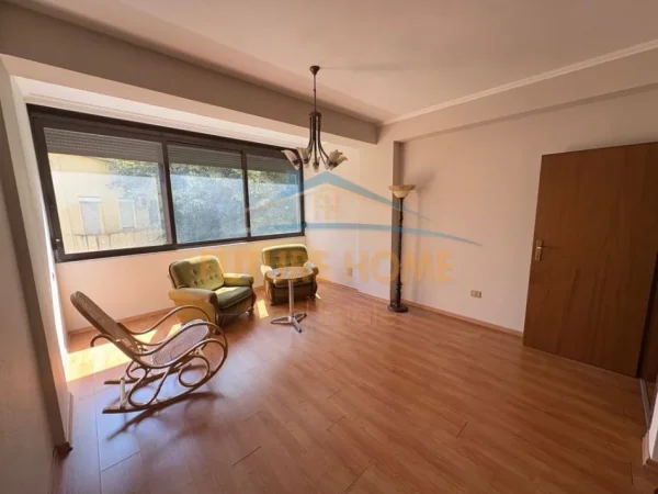 2+1 per qira, ne Myslym Shyri, prane Drejtorise se Policise; 750 €