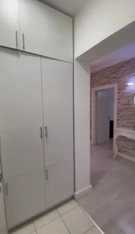 Tirane, jepet me qera apartament 1+1+Ballkon Kati 4, 65 m² 500 € (Kthesa e Kamzes)