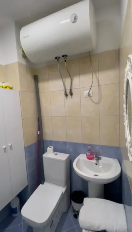 Tirane, jepet me qera apartament 1+1+Ballkon Kati 4, 65 m² 500 € (Kthesa e Kamzes)