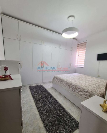 Tirane, jepet me qera apartament 1+1+Ballkon Kati 5, 70 m² 550 € (Kongesi i Manastirit)